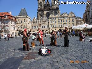 [P09] Praga - Piaţa Primăriei. Trupa ambulantă care cântă şi încântă.  » foto by iulianic
 - 
<span class="allrVoted glyphicon glyphicon-heart hidden" id="av561422"></span>
<a class="m-l-10 hidden" id="sv561422" onclick="voting_Foto_DelVot(,561422,5497)" role="button">șterge vot <span class="glyphicon glyphicon-remove"></span></a>
<a id="v9561422" class=" c-red"  onclick="voting_Foto_SetVot(561422)" role="button"><span class="glyphicon glyphicon-heart-empty"></span> <b>LIKE</b> = Votează poza</a> <img class="hidden"  id="f561422W9" src="/imagini/loader.gif" border="0" /><span class="AjErrMes hidden" id="e561422ErM"></span>