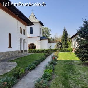 [P16] Mănăstirea Glavacioc Argeș, Clopotnița văzută de pe aleea nordică » foto by mprofeanu
 - 
<span class="allrVoted glyphicon glyphicon-heart hidden" id="av1427807"></span>
<a class="m-l-10 hidden" id="sv1427807" onclick="voting_Foto_DelVot(,1427807,5499)" role="button">șterge vot <span class="glyphicon glyphicon-remove"></span></a>
<a id="v91427807" class=" c-red"  onclick="voting_Foto_SetVot(1427807)" role="button"><span class="glyphicon glyphicon-heart-empty"></span> <b>LIKE</b> = Votează poza</a> <img class="hidden"  id="f1427807W9" src="/imagini/loader.gif" border="0" /><span class="AjErrMes hidden" id="e1427807ErM"></span>