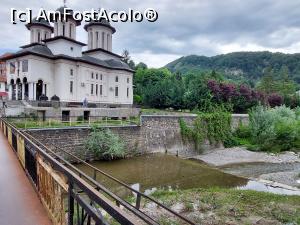 [P16] Olănești, vedere de pe pod spre biserica Adormirea Maicii Domnului. » foto by maryka
 - 
<span class="allrVoted glyphicon glyphicon-heart hidden" id="av1301077"></span>
<a class="m-l-10 hidden" id="sv1301077" onclick="voting_Foto_DelVot(,1301077,5499)" role="button">șterge vot <span class="glyphicon glyphicon-remove"></span></a>
<a id="v91301077" class=" c-red"  onclick="voting_Foto_SetVot(1301077)" role="button"><span class="glyphicon glyphicon-heart-empty"></span> <b>LIKE</b> = Votează poza</a> <img class="hidden"  id="f1301077W9" src="/imagini/loader.gif" border="0" /><span class="AjErrMes hidden" id="e1301077ErM"></span>