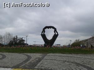 [P18] Simbolul luptelor. O să vedeți multe astfel de monumente prin Edirne. Acesta este pe șoseaua spre Istanbul, aproape de Outletul Margi.  » foto by Aurici
 - 
<span class="allrVoted glyphicon glyphicon-heart hidden" id="av729136"></span>
<a class="m-l-10 hidden" id="sv729136" onclick="voting_Foto_DelVot(,729136,5501)" role="button">șterge vot <span class="glyphicon glyphicon-remove"></span></a>
<a id="v9729136" class=" c-red"  onclick="voting_Foto_SetVot(729136)" role="button"><span class="glyphicon glyphicon-heart-empty"></span> <b>LIKE</b> = Votează poza</a> <img class="hidden"  id="f729136W9" src="/imagini/loader.gif" border="0" /><span class="AjErrMes hidden" id="e729136ErM"></span>