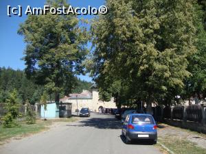 [P02] Am găsit un loc de parcare la umbră și am vizitat pentru început cimitirul aflat în vecinătatea mănăstirii, în partea dreaptă.  » foto by Floryn81
 - 
<span class="allrVoted glyphicon glyphicon-heart hidden" id="av812989"></span>
<a class="m-l-10 hidden" id="sv812989" onclick="voting_Foto_DelVot(,812989,5547)" role="button">șterge vot <span class="glyphicon glyphicon-remove"></span></a>
<a id="v9812989" class=" c-red"  onclick="voting_Foto_SetVot(812989)" role="button"><span class="glyphicon glyphicon-heart-empty"></span> <b>LIKE</b> = Votează poza</a> <img class="hidden"  id="f812989W9" src="/imagini/loader.gif" border="0" /><span class="AjErrMes hidden" id="e812989ErM"></span>