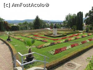 [P02] La intrarea in gradina botanica turistii sunt asteptati de acest covor de flori » foto by simplegirl
 - 
<span class="allrVoted glyphicon glyphicon-heart hidden" id="av893934"></span>
<a class="m-l-10 hidden" id="sv893934" onclick="voting_Foto_DelVot(,893934,5575)" role="button">șterge vot <span class="glyphicon glyphicon-remove"></span></a>
<a id="v9893934" class=" c-red"  onclick="voting_Foto_SetVot(893934)" role="button"><span class="glyphicon glyphicon-heart-empty"></span> <b>LIKE</b> = Votează poza</a> <img class="hidden"  id="f893934W9" src="/imagini/loader.gif" border="0" /><span class="AjErrMes hidden" id="e893934ErM"></span>