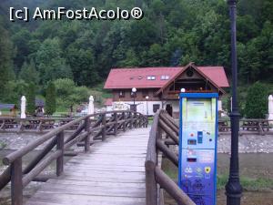 [P11] Trecem podeţul peste râu şi am ajuns în curtea Cabanei Plaiul Foii. Se poate observa automatul de unde vă puteţi procura tichete de vizitare a Parcului Naţional Piatra Craiului.  » foto by Floryn81
 - 
<span class="allrVoted glyphicon glyphicon-heart hidden" id="av878237"></span>
<a class="m-l-10 hidden" id="sv878237" onclick="voting_Foto_DelVot(,878237,5641)" role="button">șterge vot <span class="glyphicon glyphicon-remove"></span></a>
<a id="v9878237" class=" c-red"  onclick="voting_Foto_SetVot(878237)" role="button"><span class="glyphicon glyphicon-heart-empty"></span> <b>LIKE</b> = Votează poza</a> <img class="hidden"  id="f878237W9" src="/imagini/loader.gif" border="0" /><span class="AjErrMes hidden" id="e878237ErM"></span>