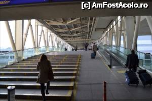 [P52] Pentru a ridica masina, se trece la parcarea etajata si se face stanga. Exista si linie de tren, undeva la primul etaj. Aeroportul International Adnan Menderes.  » foto by TraianS
 - 
<span class="allrVoted glyphicon glyphicon-heart hidden" id="av499380"></span>
<a class="m-l-10 hidden" id="sv499380" onclick="voting_Foto_DelVot(,499380,5718)" role="button">șterge vot <span class="glyphicon glyphicon-remove"></span></a>
<a id="v9499380" class=" c-red"  onclick="voting_Foto_SetVot(499380)" role="button"><span class="glyphicon glyphicon-heart-empty"></span> <b>LIKE</b> = Votează poza</a> <img class="hidden"  id="f499380W9" src="/imagini/loader.gif" border="0" /><span class="AjErrMes hidden" id="e499380ErM"></span>