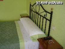 [P02] Patul este dublu iar perna este una singura, lunga, pentru ambele persoane. Pe noptiera ne-au pus si cateva bombonele. » foto by pink_gabi*
 - 
<span class="allrVoted glyphicon glyphicon-heart hidden" id="av74134"></span>
<a class="m-l-10 hidden" id="sv74134" onclick="voting_Foto_DelVot(,74134,5747)" role="button">șterge vot <span class="glyphicon glyphicon-remove"></span></a>
<a id="v974134" class=" c-red"  onclick="voting_Foto_SetVot(74134)" role="button"><span class="glyphicon glyphicon-heart-empty"></span> <b>LIKE</b> = Votează poza</a> <img class="hidden"  id="f74134W9" src="/imagini/loader.gif" border="0" /><span class="AjErrMes hidden" id="e74134ErM"></span>