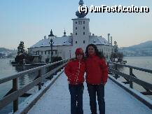 [P12] Tot pe podul de lemn iar in spate este castelul Schloss Ort din Traun, situat pe o insulita in mijlocul lacului Traunsee » foto by ileanaxperta*
 - 
<span class="allrVoted glyphicon glyphicon-heart hidden" id="av74381"></span>
<a class="m-l-10 hidden" id="sv74381" onclick="voting_Foto_DelVot(,74381,5751)" role="button">șterge vot <span class="glyphicon glyphicon-remove"></span></a>
<a id="v974381" class=" c-red"  onclick="voting_Foto_SetVot(74381)" role="button"><span class="glyphicon glyphicon-heart-empty"></span> <b>LIKE</b> = Votează poza</a> <img class="hidden"  id="f74381W9" src="/imagini/loader.gif" border="0" /><span class="AjErrMes hidden" id="e74381ErM"></span>