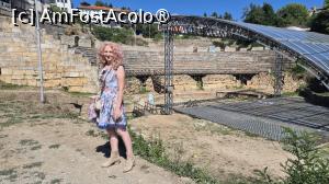 [P14] Amfiteatrul Antic construit in anul 200 i.Hr., este singurul teatru de tip elenistic din Macedonia, celelalte din tara fiind din epoca romana. 
Nu se cunoaste capacitatea acestuia, deoarece s-a pastrat doar partea inferioara. Amplasarea intre 2 dealuri l-a protejat de vanturi, insa deoarece teatrul era si un loc de executare a crestinilor de catre romani, a fost abandonat si ingropat de localnici odata cu sfarsitul Imperiului Roman. Din fericire, acest lucru a permis ca cea mai mare parte a structurii sa fie bine conservata, fiind descoperita intamplator in anii ’80. » foto by geani anto
 - 
<span class="allrVoted glyphicon glyphicon-heart hidden" id="av1529387"></span>
<a class="m-l-10 hidden" id="sv1529387" onclick="voting_Foto_DelVot(,1529387,5763)" role="button">șterge vot <span class="glyphicon glyphicon-remove"></span></a>
<a id="v91529387" class=" c-red"  onclick="voting_Foto_SetVot(1529387)" role="button"><span class="glyphicon glyphicon-heart-empty"></span> <b>LIKE</b> = Votează poza</a> <img class="hidden"  id="f1529387W9" src="/imagini/loader.gif" border="0" /><span class="AjErrMes hidden" id="e1529387ErM"></span>