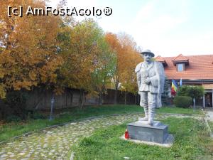 [P03] Cârțișoara - Muzeul Etnografic și Memorial "Badea Cârțan". In curte, statuia lui Gheorghe Cârțan. » foto by iulianic
 - 
<span class="allrVoted glyphicon glyphicon-heart hidden" id="av1334687"></span>
<a class="m-l-10 hidden" id="sv1334687" onclick="voting_Foto_DelVot(,1334687,5785)" role="button">șterge vot <span class="glyphicon glyphicon-remove"></span></a>
<a id="v91334687" class=" c-red"  onclick="voting_Foto_SetVot(1334687)" role="button"><span class="glyphicon glyphicon-heart-empty"></span> <b>LIKE</b> = Votează poza</a> <img class="hidden"  id="f1334687W9" src="/imagini/loader.gif" border="0" /><span class="AjErrMes hidden" id="e1334687ErM"></span>