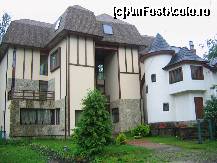 [P06] Pensiunea cu o arhitectura deosebita - formata din cladirea veche - alba, in dreapta si cea noua, crem, in stanga » foto by Irina1974
 - 
<span class="allrVoted glyphicon glyphicon-heart hidden" id="av105029"></span>
<a class="m-l-10 hidden" id="sv105029" onclick="voting_Foto_DelVot(,105029,5824)" role="button">șterge vot <span class="glyphicon glyphicon-remove"></span></a>
<a id="v9105029" class=" c-red"  onclick="voting_Foto_SetVot(105029)" role="button"><span class="glyphicon glyphicon-heart-empty"></span> <b>LIKE</b> = Votează poza</a> <img class="hidden"  id="f105029W9" src="/imagini/loader.gif" border="0" /><span class="AjErrMes hidden" id="e105029ErM"></span>