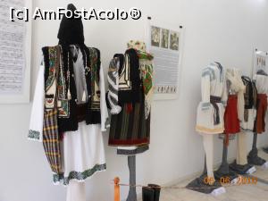 [P40] Vaslui - La Muzeul Județean, expoziția temporară 'Costume populare specifice zonelor etnografice românești'.  » foto by iulianic
 - 
<span class="allrVoted glyphicon glyphicon-heart hidden" id="av749571"></span>
<a class="m-l-10 hidden" id="sv749571" onclick="voting_Foto_DelVot(,749571,5873)" role="button">șterge vot <span class="glyphicon glyphicon-remove"></span></a>
<a id="v9749571" class=" c-red"  onclick="voting_Foto_SetVot(749571)" role="button"><span class="glyphicon glyphicon-heart-empty"></span> <b>LIKE</b> = Votează poza</a> <img class="hidden"  id="f749571W9" src="/imagini/loader.gif" border="0" /><span class="AjErrMes hidden" id="e749571ErM"></span>