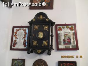 [P17] Cele două icoane pictate pe oglindă încadrează dulăpiorul cu dovezile pasiunilor, joc de table și cărți.  » foto by elviramvio
 - 
<span class="allrVoted glyphicon glyphicon-heart hidden" id="av849532"></span>
<a class="m-l-10 hidden" id="sv849532" onclick="voting_Foto_DelVot(,849532,5895)" role="button">șterge vot <span class="glyphicon glyphicon-remove"></span></a>
<a id="v9849532" class=" c-red"  onclick="voting_Foto_SetVot(849532)" role="button"><span class="glyphicon glyphicon-heart-empty"></span> <b>LIKE</b> = Votează poza</a> <img class="hidden"  id="f849532W9" src="/imagini/loader.gif" border="0" /><span class="AjErrMes hidden" id="e849532ErM"></span>