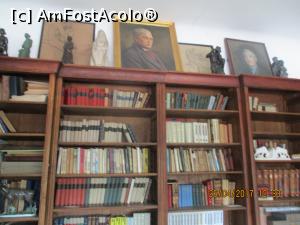 [P25] O parte din biblioteca scriitorului, ce a rămas după ce, la moartea sa, soția și fiica au donat școlilor.  » foto by elviramvio
 - 
<span class="allrVoted glyphicon glyphicon-heart hidden" id="av849540"></span>
<a class="m-l-10 hidden" id="sv849540" onclick="voting_Foto_DelVot(,849540,5895)" role="button">șterge vot <span class="glyphicon glyphicon-remove"></span></a>
<a id="v9849540" class=" c-red"  onclick="voting_Foto_SetVot(849540)" role="button"><span class="glyphicon glyphicon-heart-empty"></span> <b>LIKE</b> = Votează poza</a> <img class="hidden"  id="f849540W9" src="/imagini/loader.gif" border="0" /><span class="AjErrMes hidden" id="e849540ErM"></span>