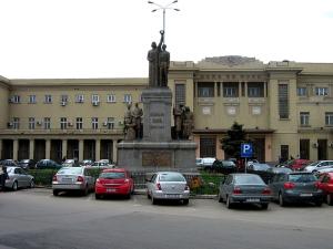 [P02] 2. Intrarea în „Salonul Regal”, prin spatele monumentului eroilor CFR-iști. » foto by doinafil <span class="label label-default labelC_thin small">NEVOTABILĂ</span>