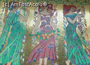 [P29] Mozaicul venetian, realizat de Olga Porumbaru si Florin Parvulescu, care infatiseaza zeitatile belsugului si cele patru anotimpuri sub forma unor tinere gratioase, purtand ofrande, inconjurate de pomi ai vietii si de cate o pereche de pauni.  » foto by geani anto
 - 
<span class="allrVoted glyphicon glyphicon-heart hidden" id="av1107126"></span>
<a class="m-l-10 hidden" id="sv1107126" onclick="voting_Foto_DelVot(,1107126,5895)" role="button">șterge vot <span class="glyphicon glyphicon-remove"></span></a>
<a id="v91107126" class=" c-red"  onclick="voting_Foto_SetVot(1107126)" role="button"><span class="glyphicon glyphicon-heart-empty"></span> <b>LIKE</b> = Votează poza</a> <img class="hidden"  id="f1107126W9" src="/imagini/loader.gif" border="0" /><span class="AjErrMes hidden" id="e1107126ErM"></span>