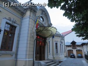 [P03] Muzeul George Severeanu - intrare principală (în spate este fostul grajd cu fânar, transformat în garaj).  » foto by tata123 🔱
 - 
<span class="allrVoted glyphicon glyphicon-heart hidden" id="av924426"></span>
<a class="m-l-10 hidden" id="sv924426" onclick="voting_Foto_DelVot(,924426,5895)" role="button">șterge vot <span class="glyphicon glyphicon-remove"></span></a>
<a id="v9924426" class=" c-red"  onclick="voting_Foto_SetVot(924426)" role="button"><span class="glyphicon glyphicon-heart-empty"></span> <b>LIKE</b> = Votează poza</a> <img class="hidden"  id="f924426W9" src="/imagini/loader.gif" border="0" /><span class="AjErrMes hidden" id="e924426ErM"></span>
