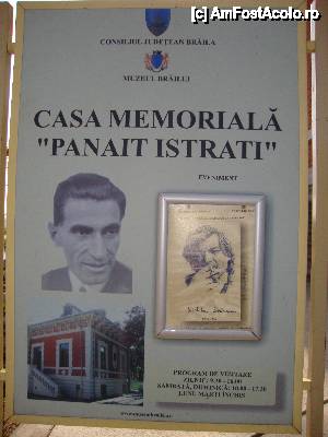 P19 [APR-2013] Afișul de la intrarea în clădire. 