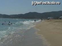 [P17] Plaja din Sarti, in zona de nord, cam in dreptul barului Cuba Libre. Se poate vedea panta de intrare in apa. (scuze pentru calitatea fotografiei, a fost facuta cu o camera video, nu cu un aparat foto, scopul ei fiind doar de documentare) » foto by cher-cher
 - 
<span class="allrVoted glyphicon glyphicon-heart hidden" id="av111945"></span>
<a class="m-l-10 hidden" id="sv111945" onclick="voting_Foto_DelVot(,111945,5915)" role="button">șterge vot <span class="glyphicon glyphicon-remove"></span></a>
<a id="v9111945" class=" c-red"  onclick="voting_Foto_SetVot(111945)" role="button"><span class="glyphicon glyphicon-heart-empty"></span> <b>LIKE</b> = Votează poza</a> <img class="hidden"  id="f111945W9" src="/imagini/loader.gif" border="0" /><span class="AjErrMes hidden" id="e111945ErM"></span>