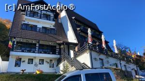[P01] Restaurantul pensiunii Ursuleț Bran - vedere din parcare » foto by nicole33
 - 
<span class="allrVoted glyphicon glyphicon-heart hidden" id="av1456325"></span>
<a class="m-l-10 hidden" id="sv1456325" onclick="voting_Foto_DelVot(,1456325,5977)" role="button">șterge vot <span class="glyphicon glyphicon-remove"></span></a>
<a id="v91456325" class=" c-red"  onclick="voting_Foto_SetVot(1456325)" role="button"><span class="glyphicon glyphicon-heart-empty"></span> <b>LIKE</b> = Votează poza</a> <img class="hidden"  id="f1456325W9" src="/imagini/loader.gif" border="0" /><span class="AjErrMes hidden" id="e1456325ErM"></span>