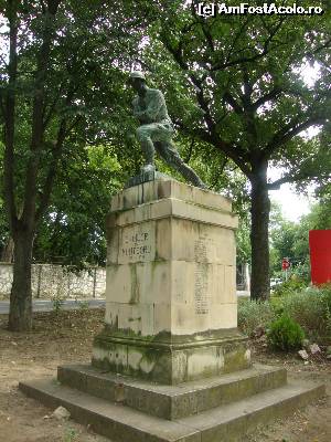 [P11] Monumentul Eroilor din Monteoru pieriți în timpul Primului Război Mondial, amplasat pe spațiul public, peste drum de fostul parc dendrologic.  » foto by Floryn81
 - 
<span class="allrVoted glyphicon glyphicon-heart hidden" id="av538470"></span>
<a class="m-l-10 hidden" id="sv538470" onclick="voting_Foto_DelVot(,538470,5979)" role="button">șterge vot <span class="glyphicon glyphicon-remove"></span></a>
<a id="v9538470" class=" c-red"  onclick="voting_Foto_SetVot(538470)" role="button"><span class="glyphicon glyphicon-heart-empty"></span> <b>LIKE</b> = Votează poza</a> <img class="hidden"  id="f538470W9" src="/imagini/loader.gif" border="0" /><span class="AjErrMes hidden" id="e538470ErM"></span>