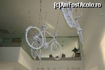 [P06] O alta idee simpla 3 bucati bicicleta vopsite cu alb suspendate deasupra unei pasarele de sticla ( se vedea demisolul unde era zona de spa) » foto by Antonia G
 - 
<span class="allrVoted glyphicon glyphicon-heart hidden" id="av82553"></span>
<a class="m-l-10 hidden" id="sv82553" onclick="voting_Foto_DelVot(,82553,5992)" role="button">șterge vot <span class="glyphicon glyphicon-remove"></span></a>
<a id="v982553" class=" c-red"  onclick="voting_Foto_SetVot(82553)" role="button"><span class="glyphicon glyphicon-heart-empty"></span> <b>LIKE</b> = Votează poza</a> <img class="hidden"  id="f82553W9" src="/imagini/loader.gif" border="0" /><span class="AjErrMes hidden" id="e82553ErM"></span>
