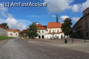 [P07] Kraków, Plac Im. Ojca Adama Studzińskiego - Piața Părintele Adam Studziński cu Kościół św. Idziego w Krakowie - Biserica Sf. Giles în plan îndepărtat și puțin din zidul castelului în stânga, de aici din dreapta bisericii se intră pe strada pietonală Grodzka Ulica<i> </i> » foto by mprofeanu
 - 
<span class="allrVoted glyphicon glyphicon-heart hidden" id="av1337635"></span>
<a class="m-l-10 hidden" id="sv1337635" onclick="voting_Foto_DelVot(,1337635,5995)" role="button">șterge vot <span class="glyphicon glyphicon-remove"></span></a>
<a id="v91337635" class=" c-red"  onclick="voting_Foto_SetVot(1337635)" role="button"><span class="glyphicon glyphicon-heart-empty"></span> <b>LIKE</b> = Votează poza</a> <img class="hidden"  id="f1337635W9" src="/imagini/loader.gif" border="0" /><span class="AjErrMes hidden" id="e1337635ErM"></span>