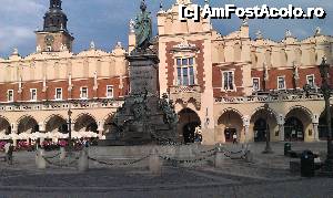 [P14] Monumentul lui Adam Mickiewicz din Piaţa Glowny. Cracovia, Polonia.  » foto by traian.leuca †
 - 
<span class="allrVoted glyphicon glyphicon-heart hidden" id="av488447"></span>
<a class="m-l-10 hidden" id="sv488447" onclick="voting_Foto_DelVot(,488447,5995)" role="button">șterge vot <span class="glyphicon glyphicon-remove"></span></a>
<a id="v9488447" class=" c-red"  onclick="voting_Foto_SetVot(488447)" role="button"><span class="glyphicon glyphicon-heart-empty"></span> <b>LIKE</b> = Votează poza</a> <img class="hidden"  id="f488447W9" src="/imagini/loader.gif" border="0" /><span class="AjErrMes hidden" id="e488447ErM"></span>