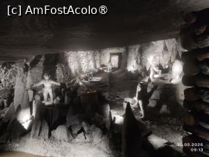 [P12] Sculpturi în sare din interiorul minei. Sunt foarte multe astfel de săli cu diferite sculpturi. » foto by nichifor
 - 
<span class="allrVoted glyphicon glyphicon-heart hidden" id="av1531436"></span>
<a class="m-l-10 hidden" id="sv1531436" onclick="voting_Foto_DelVot(,1531436,5995)" role="button">șterge vot <span class="glyphicon glyphicon-remove"></span></a>
<a id="v91531436" class=" c-red"  onclick="voting_Foto_SetVot(1531436)" role="button"><span class="glyphicon glyphicon-heart-empty"></span> <b>LIKE</b> = Votează poza</a> <img class="hidden"  id="f1531436W9" src="/imagini/loader.gif" border="0" /><span class="AjErrMes hidden" id="e1531436ErM"></span>
