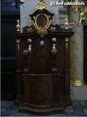 [P13] Un scaun deosebit (probabil al unei personalităţi) din Catedrala Sfinţilor Apostoli Petru şi Pavel » foto by iccata
 - 
<span class="allrVoted glyphicon glyphicon-heart hidden" id="av454236"></span>
<a class="m-l-10 hidden" id="sv454236" onclick="voting_Foto_DelVot(,454236,5995)" role="button">șterge vot <span class="glyphicon glyphicon-remove"></span></a>
<a id="v9454236" class=" c-red"  onclick="voting_Foto_SetVot(454236)" role="button"><span class="glyphicon glyphicon-heart-empty"></span> <b>LIKE</b> = Votează poza</a> <img class="hidden"  id="f454236W9" src="/imagini/loader.gif" border="0" /><span class="AjErrMes hidden" id="e454236ErM"></span>