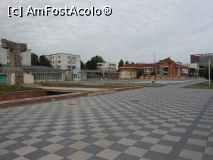 [P11] Slobozia - Piața Revoluției. În stânga, Monumentul Eroilor Revoluției Române din 1989.  » foto by iulianic
 - 
<span class="allrVoted glyphicon glyphicon-heart hidden" id="av980169"></span>
<a class="m-l-10 hidden" id="sv980169" onclick="voting_Foto_DelVot(,980169,6062)" role="button">șterge vot <span class="glyphicon glyphicon-remove"></span></a>
<a id="v9980169" class=" c-red"  onclick="voting_Foto_SetVot(980169)" role="button"><span class="glyphicon glyphicon-heart-empty"></span> <b>LIKE</b> = Votează poza</a> <img class="hidden"  id="f980169W9" src="/imagini/loader.gif" border="0" /><span class="AjErrMes hidden" id="e980169ErM"></span>