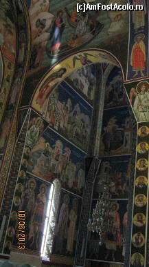 [P13] fresce si candelabru-catedrala din Slobozia » foto by ile57b
 - 
<span class="allrVoted glyphicon glyphicon-heart hidden" id="av449946"></span>
<a class="m-l-10 hidden" id="sv449946" onclick="voting_Foto_DelVot(,449946,6062)" role="button">șterge vot <span class="glyphicon glyphicon-remove"></span></a>
<a id="v9449946" class=" c-red"  onclick="voting_Foto_SetVot(449946)" role="button"><span class="glyphicon glyphicon-heart-empty"></span> <b>LIKE</b> = Votează poza</a> <img class="hidden"  id="f449946W9" src="/imagini/loader.gif" border="0" /><span class="AjErrMes hidden" id="e449946ErM"></span>