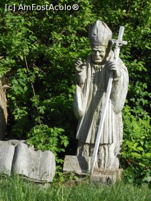 [P23] Biserica Romano-Catolică - Slănic Moldova. Lângă biserică, Papa Ioan Paul al II-lea. » foto by iulianic
 - 
<span class="allrVoted glyphicon glyphicon-heart hidden" id="av1229659"></span>
<a class="m-l-10 hidden" id="sv1229659" onclick="voting_Foto_DelVot(,1229659,6086)" role="button">șterge vot <span class="glyphicon glyphicon-remove"></span></a>
<a id="v91229659" class=" c-red"  onclick="voting_Foto_SetVot(1229659)" role="button"><span class="glyphicon glyphicon-heart-empty"></span> <b>LIKE</b> = Votează poza</a> <img class="hidden"  id="f1229659W9" src="/imagini/loader.gif" border="0" /><span class="AjErrMes hidden" id="e1229659ErM"></span>