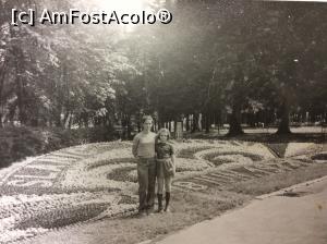 P15 [MAR-2017] Slanic Moldova - File de istorie -1973 - parcul si ceasul din flori, eu si prietena mea (cea micuta de inaltime desi eram de aceeasi varsta) 