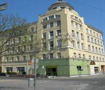 [P08] Intrarea in hotel este in stanga terasei, dincolo de marginea fotografiei! 
Precizez că nu am rezolvat problemele tehnice despre care spuneam în review şi aceste poze sunt de pe Google. Sper că nu e interzis! » foto by Zina
 - 
<span class="allrVoted glyphicon glyphicon-heart hidden" id="av89943"></span>
<a class="m-l-10 hidden" id="sv89943" onclick="voting_Foto_DelVot(,89943,6087)" role="button">șterge vot <span class="glyphicon glyphicon-remove"></span></a>
<a id="v989943" class=" c-red"  onclick="voting_Foto_SetVot(89943)" role="button"><span class="glyphicon glyphicon-heart-empty"></span> <b>LIKE</b> = Votează poza</a> <img class="hidden"  id="f89943W9" src="/imagini/loader.gif" border="0" /><span class="AjErrMes hidden" id="e89943ErM"></span>