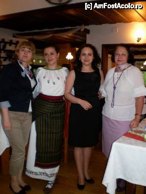 [P01] Cu d-na Nichitean si solistele Daniela Puiu si Gabriela Buliga (de la stanga la dreapta), la spectacolul din duminica Pastelui, mai 2013.  » foto by bcarmen1060
 - 
<span class="allrVoted glyphicon glyphicon-heart hidden" id="av421821"></span>
<a class="m-l-10 hidden" id="sv421821" onclick="voting_Foto_DelVot(,421821,6345)" role="button">șterge vot <span class="glyphicon glyphicon-remove"></span></a>
<a id="v9421821" class=" c-red"  onclick="voting_Foto_SetVot(421821)" role="button"><span class="glyphicon glyphicon-heart-empty"></span> <b>LIKE</b> = Votează poza</a> <img class="hidden"  id="f421821W9" src="/imagini/loader.gif" border="0" /><span class="AjErrMes hidden" id="e421821ErM"></span>