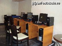 [P15] Coltul cu calculatoare si internet din holul hotelului » foto by corinne
 - 
<span class="allrVoted glyphicon glyphicon-heart hidden" id="av100505"></span>
<a class="m-l-10 hidden" id="sv100505" onclick="voting_Foto_DelVot(,100505,6492)" role="button">șterge vot <span class="glyphicon glyphicon-remove"></span></a>
<a id="v9100505" class=" c-red"  onclick="voting_Foto_SetVot(100505)" role="button"><span class="glyphicon glyphicon-heart-empty"></span> <b>LIKE</b> = Votează poza</a> <img class="hidden"  id="f100505W9" src="/imagini/loader.gif" border="0" /><span class="AjErrMes hidden" id="e100505ErM"></span>