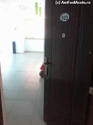 [P13] Usa de la intrare, am fost cazati in Cladirea Rubin, in camera 102, pa etajul 1.  » foto by Adelina Lucica
 - 
<span class="allrVoted glyphicon glyphicon-heart hidden" id="av554584"></span>
<a class="m-l-10 hidden" id="sv554584" onclick="voting_Foto_DelVot(,554584,6673)" role="button">șterge vot <span class="glyphicon glyphicon-remove"></span></a>
<a id="v9554584" class=" c-red"  onclick="voting_Foto_SetVot(554584)" role="button"><span class="glyphicon glyphicon-heart-empty"></span> <b>LIKE</b> = Votează poza</a> <img class="hidden"  id="f554584W9" src="/imagini/loader.gif" border="0" /><span class="AjErrMes hidden" id="e554584ErM"></span>