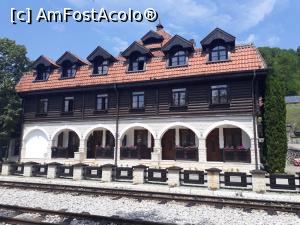 [P16] Satul turistic Mokra Gora - Muzeul trenului cu gara devenită hotel.  » foto by Aurici
 - 
<span class="allrVoted glyphicon glyphicon-heart hidden" id="av988297"></span>
<a class="m-l-10 hidden" id="sv988297" onclick="voting_Foto_DelVot(,988297,6716)" role="button">șterge vot <span class="glyphicon glyphicon-remove"></span></a>
<a id="v9988297" class=" c-red"  onclick="voting_Foto_SetVot(988297)" role="button"><span class="glyphicon glyphicon-heart-empty"></span> <b>LIKE</b> = Votează poza</a> <img class="hidden"  id="f988297W9" src="/imagini/loader.gif" border="0" /><span class="AjErrMes hidden" id="e988297ErM"></span>