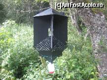 [P04] In poiana gasesti un ingenios sistem de prinderea mustelor si tantarilor,un recipient plin cu miere si cu o lumanare atrage insectele, care nemaiputand iesi se inneaca in ea » foto by dorgo
 - 
<span class="allrVoted glyphicon glyphicon-heart hidden" id="av108367"></span>
<a class="m-l-10 hidden" id="sv108367" onclick="voting_Foto_DelVot(,108367,6723)" role="button">șterge vot <span class="glyphicon glyphicon-remove"></span></a>
<a id="v9108367" class=" c-red"  onclick="voting_Foto_SetVot(108367)" role="button"><span class="glyphicon glyphicon-heart-empty"></span> <b>LIKE</b> = Votează poza</a> <img class="hidden"  id="f108367W9" src="/imagini/loader.gif" border="0" /><span class="AjErrMes hidden" id="e108367ErM"></span>