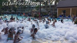 [P15] Alte două săptămâni în Paradis - petrecere cu spumă la piscina Samana din secţiunea Punta Cana. În fundal, vila 2000 în care eram cazaţi » foto by nicole33
 - 
<span class="allrVoted glyphicon glyphicon-heart hidden" id="av1044886"></span>
<a class="m-l-10 hidden" id="sv1044886" onclick="voting_Foto_DelVot(,1044886,6729)" role="button">șterge vot <span class="glyphicon glyphicon-remove"></span></a>
<a id="v91044886" class=" c-red"  onclick="voting_Foto_SetVot(1044886)" role="button"><span class="glyphicon glyphicon-heart-empty"></span> <b>LIKE</b> = Votează poza</a> <img class="hidden"  id="f1044886W9" src="/imagini/loader.gif" border="0" /><span class="AjErrMes hidden" id="e1044886ErM"></span>