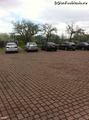[P03] Parcarea pensiunii. Parte din ea, parcarea este arhisuficientă și extrem de curată. Cum, dealtfel, este peste tot în pensiune.  » foto by Yersinia Pestis
 - 
<span class="allrVoted glyphicon glyphicon-heart hidden" id="av614453"></span>
<a class="m-l-10 hidden" id="sv614453" onclick="voting_Foto_DelVot(,614453,6770)" role="button">șterge vot <span class="glyphicon glyphicon-remove"></span></a>
<a id="v9614453" class=" c-red"  onclick="voting_Foto_SetVot(614453)" role="button"><span class="glyphicon glyphicon-heart-empty"></span> <b>LIKE</b> = Votează poza</a> <img class="hidden"  id="f614453W9" src="/imagini/loader.gif" border="0" /><span class="AjErrMes hidden" id="e614453ErM"></span>