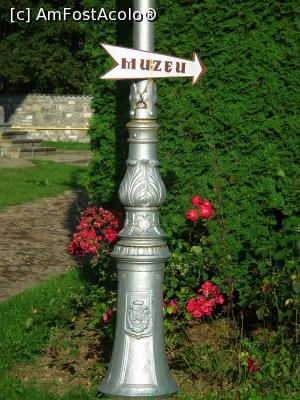 [P16] Sinaia. Unul din stâlpii de electricitate vechi de mai bine de 100 ani, încă existent la Mănăstirea Sinaia, bine întreținut de personalul monahal. » foto by mihaelavoicu
 - 
<span class="allrVoted glyphicon glyphicon-heart hidden" id="av1213760"></span>
<a class="m-l-10 hidden" id="sv1213760" onclick="voting_Foto_DelVot(,1213760,6777)" role="button">șterge vot <span class="glyphicon glyphicon-remove"></span></a>
<a id="v91213760" class=" c-red"  onclick="voting_Foto_SetVot(1213760)" role="button"><span class="glyphicon glyphicon-heart-empty"></span> <b>LIKE</b> = Votează poza</a> <img class="hidden"  id="f1213760W9" src="/imagini/loader.gif" border="0" /><span class="AjErrMes hidden" id="e1213760ErM"></span>