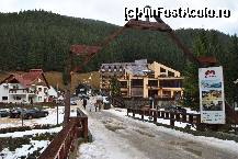 [P01] Intrarea in pe aleea spre hotel peste raul Bangaleasa.
Se poate observa locatia excelenta. » foto by sforicel
 - 
<span class="allrVoted glyphicon glyphicon-heart hidden" id="av176079"></span>
<a class="m-l-10 hidden" id="sv176079" onclick="voting_Foto_DelVot(,176079,6845)" role="button">șterge vot <span class="glyphicon glyphicon-remove"></span></a>
<a id="v9176079" class=" c-red"  onclick="voting_Foto_SetVot(176079)" role="button"><span class="glyphicon glyphicon-heart-empty"></span> <b>LIKE</b> = Votează poza</a> <img class="hidden"  id="f176079W9" src="/imagini/loader.gif" border="0" /><span class="AjErrMes hidden" id="e176079ErM"></span>