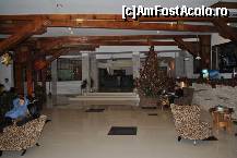 [P03] Holul central, in dreapta, dupa barnele de lemn este intrarea, in fata se vede receptia, in dreapta este barul, iar in stinga se poate vedea laptopul pus la dispozitia turistilor. » foto by sforicel
 - 
<span class="allrVoted glyphicon glyphicon-heart hidden" id="av176081"></span>
<a class="m-l-10 hidden" id="sv176081" onclick="voting_Foto_DelVot(,176081,6845)" role="button">șterge vot <span class="glyphicon glyphicon-remove"></span></a>
<a id="v9176081" class=" c-red"  onclick="voting_Foto_SetVot(176081)" role="button"><span class="glyphicon glyphicon-heart-empty"></span> <b>LIKE</b> = Votează poza</a> <img class="hidden"  id="f176081W9" src="/imagini/loader.gif" border="0" /><span class="AjErrMes hidden" id="e176081ErM"></span>