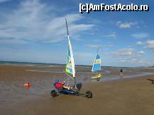 [P28] Veliere cu roti pe plaja langa Trouville » foto by dorgo
 - 
<span class="allrVoted glyphicon glyphicon-heart hidden" id="av113027"></span>
<a class="m-l-10 hidden" id="sv113027" onclick="voting_Foto_DelVot(,113027,6862)" role="button">șterge vot <span class="glyphicon glyphicon-remove"></span></a>
<a id="v9113027" class=" c-red"  onclick="voting_Foto_SetVot(113027)" role="button"><span class="glyphicon glyphicon-heart-empty"></span> <b>LIKE</b> = Votează poza</a> <img class="hidden"  id="f113027W9" src="/imagini/loader.gif" border="0" /><span class="AjErrMes hidden" id="e113027ErM"></span>