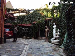 [P01] 1. Curtea interioară este parcarea privată în care au loc maxim 4 mașini.  » foto by msnd
 - 
<span class="allrVoted glyphicon glyphicon-heart hidden" id="av578892"></span>
<a class="m-l-10 hidden" id="sv578892" onclick="voting_Foto_DelVot(,578892,7005)" role="button">șterge vot <span class="glyphicon glyphicon-remove"></span></a>
<a id="v9578892" class=" c-red"  onclick="voting_Foto_SetVot(578892)" role="button"><span class="glyphicon glyphicon-heart-empty"></span> <b>LIKE</b> = Votează poza</a> <img class="hidden"  id="f578892W9" src="/imagini/loader.gif" border="0" /><span class="AjErrMes hidden" id="e578892ErM"></span>