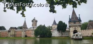[P04] Castelul Franzensburg este ridicat pe o insula artificiala, la cererea lui Franz al II-lea, ca un omagiu dedicat dinastiei care avusese “destinul sa conduca intregul univers”. Castelul a fost construit in anul 1800, ca si „casa de gradina sub forma de fortareata de castel gotic”. » foto by geani anto
 - 
<span class="allrVoted glyphicon glyphicon-heart hidden" id="av1406138"></span>
<a class="m-l-10 hidden" id="sv1406138" onclick="voting_Foto_DelVot(,1406138,7068)" role="button">șterge vot <span class="glyphicon glyphicon-remove"></span></a>
<a id="v91406138" class=" c-red"  onclick="voting_Foto_SetVot(1406138)" role="button"><span class="glyphicon glyphicon-heart-empty"></span> <b>LIKE</b> = Votează poza</a> <img class="hidden"  id="f1406138W9" src="/imagini/loader.gif" border="0" /><span class="AjErrMes hidden" id="e1406138ErM"></span>