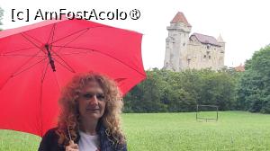 [P07] Ploaia nu ne-a ocolit, astfel ca la adapostul umbrelelor am admirat castelul ancestral, casa familiei Printului de Liechtenstein.

Initial, avea doua nivele, construite in stil romanic, iar ulterior a fost adaugat un al treilea nivel si turnul inalt. » foto by geani anto
 - 
<span class="allrVoted glyphicon glyphicon-heart hidden" id="av1406141"></span>
<a class="m-l-10 hidden" id="sv1406141" onclick="voting_Foto_DelVot(,1406141,7068)" role="button">șterge vot <span class="glyphicon glyphicon-remove"></span></a>
<a id="v91406141" class=" c-red"  onclick="voting_Foto_SetVot(1406141)" role="button"><span class="glyphicon glyphicon-heart-empty"></span> <b>LIKE</b> = Votează poza</a> <img class="hidden"  id="f1406141W9" src="/imagini/loader.gif" border="0" /><span class="AjErrMes hidden" id="e1406141ErM"></span>