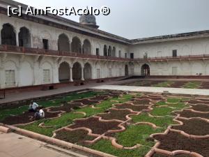 [P25] Red Fort, se lucreaza la gradinile cu model mughal » foto by Yolanda
 - 
<span class="allrVoted glyphicon glyphicon-heart hidden" id="av1139556"></span>
<a class="m-l-10 hidden" id="sv1139556" onclick="voting_Foto_DelVot(,1139556,7081)" role="button">șterge vot <span class="glyphicon glyphicon-remove"></span></a>
<a id="v91139556" class=" c-red"  onclick="voting_Foto_SetVot(1139556)" role="button"><span class="glyphicon glyphicon-heart-empty"></span> <b>LIKE</b> = Votează poza</a> <img class="hidden"  id="f1139556W9" src="/imagini/loader.gif" border="0" /><span class="AjErrMes hidden" id="e1139556ErM"></span>