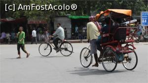 [P01] Ricșa, bicicleta și mersul pe jos, o conviețuire istorică pe străzile Indiei.  » foto by glcitizen
 - 
<span class="allrVoted glyphicon glyphicon-heart hidden" id="av865411"></span>
<a class="m-l-10 hidden" id="sv865411" onclick="voting_Foto_DelVot(,865411,7091)" role="button">șterge vot <span class="glyphicon glyphicon-remove"></span></a>
<a id="v9865411" class=" c-red"  onclick="voting_Foto_SetVot(865411)" role="button"><span class="glyphicon glyphicon-heart-empty"></span> <b>LIKE</b> = Votează poza</a> <img class="hidden"  id="f865411W9" src="/imagini/loader.gif" border="0" /><span class="AjErrMes hidden" id="e865411ErM"></span>