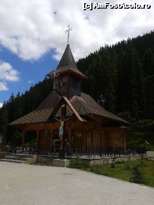 [P92] Transalpina acum, în multe imagini și puține cuvinte - Bisericuța de lemn, în stil maramureșean, cea mai mică din ansamblul 'arhitectural' al așezământului » foto by Lyssys
 - 
<span class="allrVoted glyphicon glyphicon-heart hidden" id="av636584"></span>
<a class="m-l-10 hidden" id="sv636584" onclick="voting_Foto_DelVot(,636584,7149)" role="button">șterge vot <span class="glyphicon glyphicon-remove"></span></a>
<a id="v9636584" class=" c-red"  onclick="voting_Foto_SetVot(636584)" role="button"><span class="glyphicon glyphicon-heart-empty"></span> <b>LIKE</b> = Votează poza</a> <img class="hidden"  id="f636584W9" src="/imagini/loader.gif" border="0" /><span class="AjErrMes hidden" id="e636584ErM"></span>